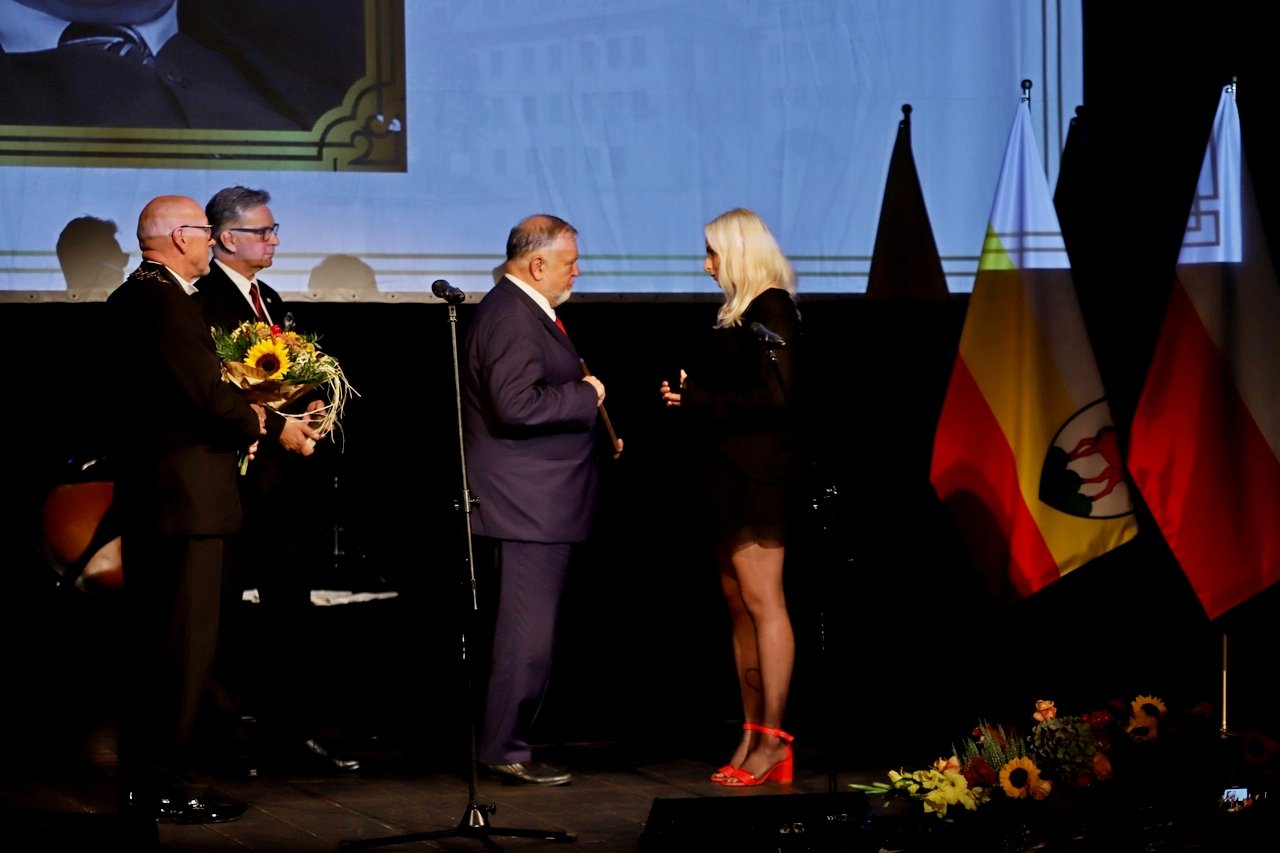 uroczysta-sesja-miejska-z-zasuzonymi-i-nagroda-99700