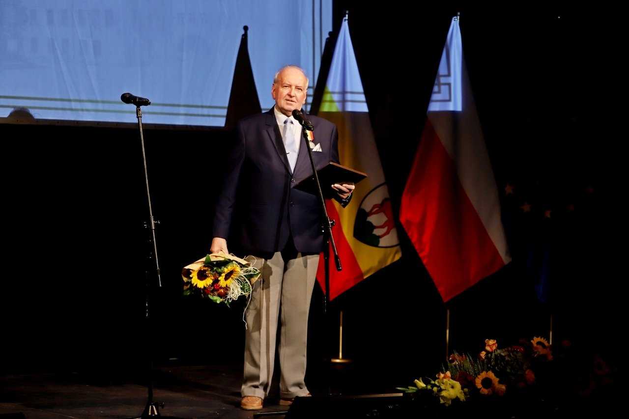 uroczysta-sesja-miejska-z-zasuzonymi-i-nagroda-99700
