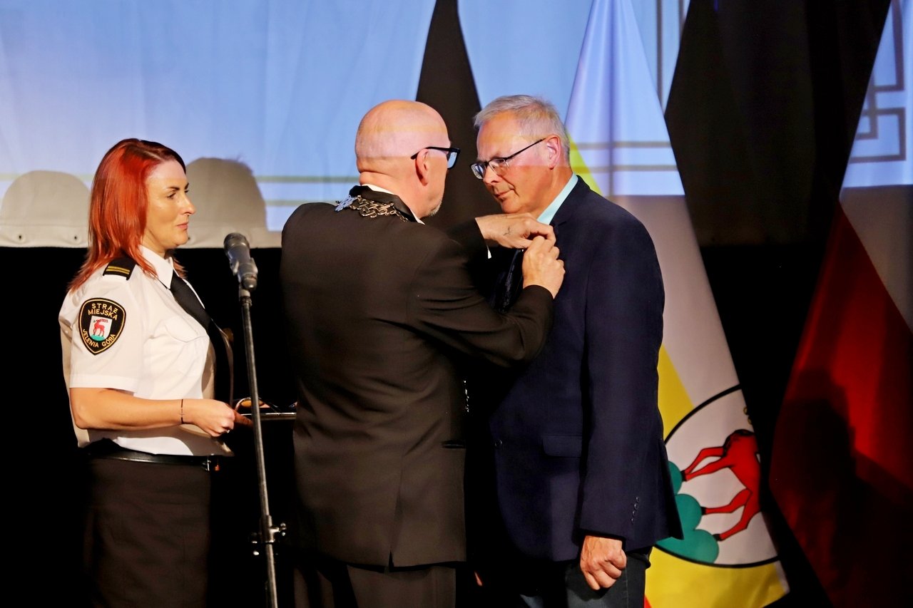 uroczysta-sesja-miejska-z-zasuzonymi-i-nagroda-99700